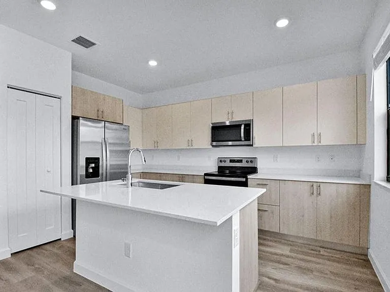 4074 Highland Oaks Dr — Photo 3