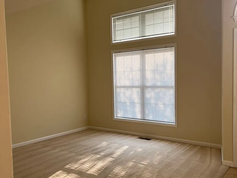 494 Radcliff Dr — Photo 2