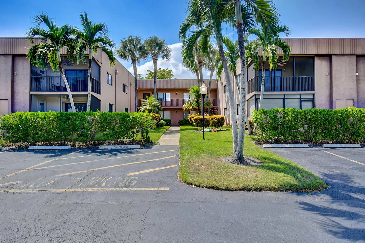 2 bed, 2.0 bath, 955 sqft, $1,900 — Photo 1