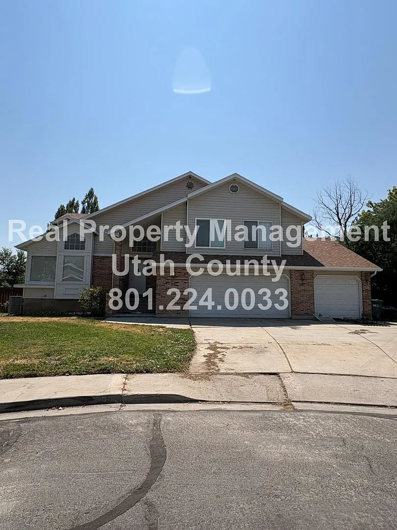 Large and Spacious 4 Bedroom Home! — Photo 2