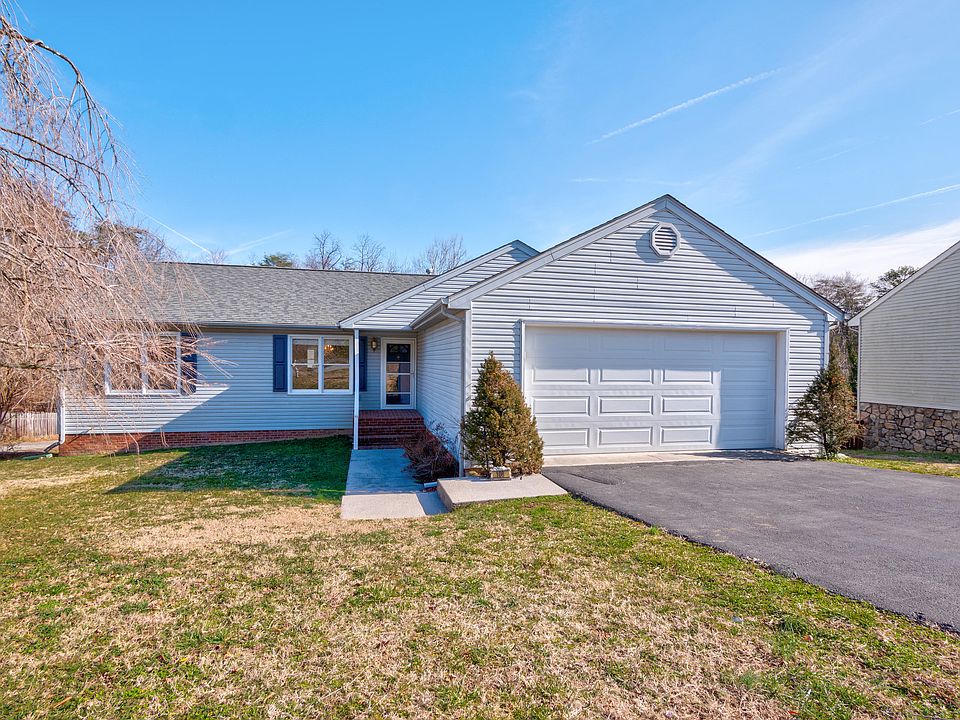 1st image of 108 Deer Trace Ln