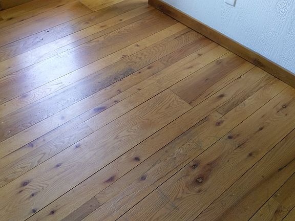 Oak hardwood flooring on main floor (except bathroom, kitche