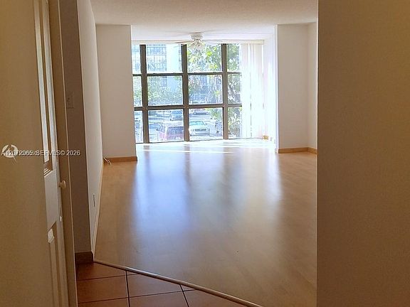 5th image of 1000 Parkview Dr APT 216