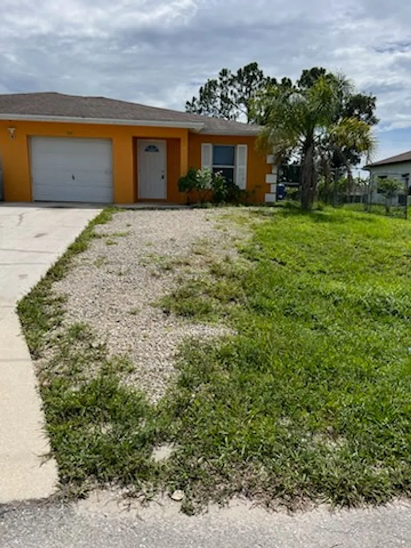 Beautiful 3 Bedroom, 2 Bath Home with 1 Car Garage — Photo 1