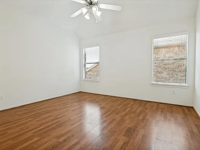 925 Jamie Dr — Photo 11