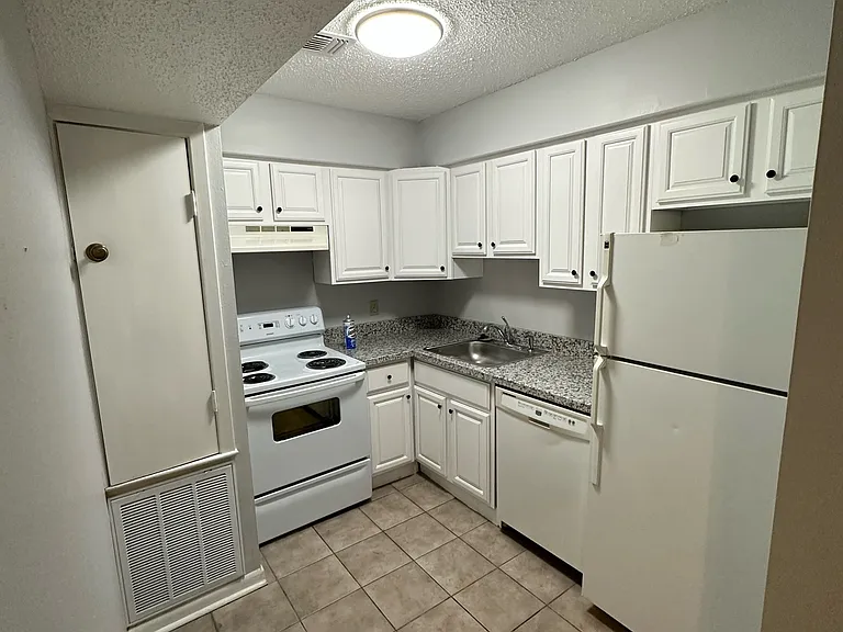 2020 Hickory Ave #202 — Photo 4