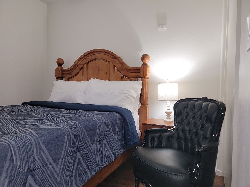 1st image of 2440 W Parkway Dr Unit 3