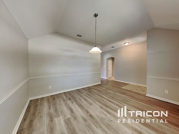 5th image of 1319 Lake Forest Dr