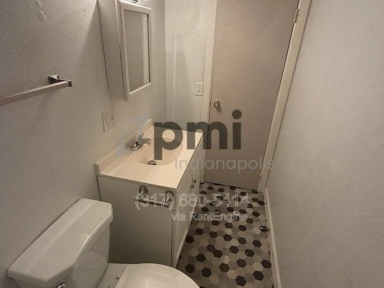 1311 E 11th St #2 — Photo 6