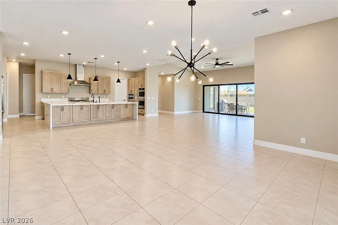 4 bed, 3.5 bath, 4210 sqft, $6,540 — Photo 3