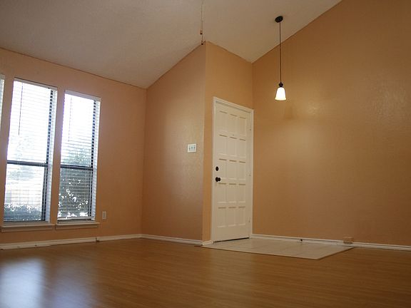 3rd image of 3015 Hilltop Dr