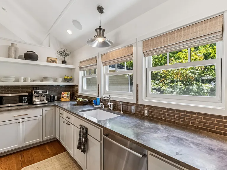 1156 Butterfield Rd — Photo 10