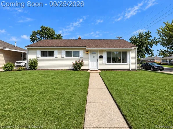 15251 Wildwood St, Roseville, MI 48066