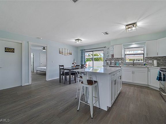 5th image of 2543 SW 4th Pl