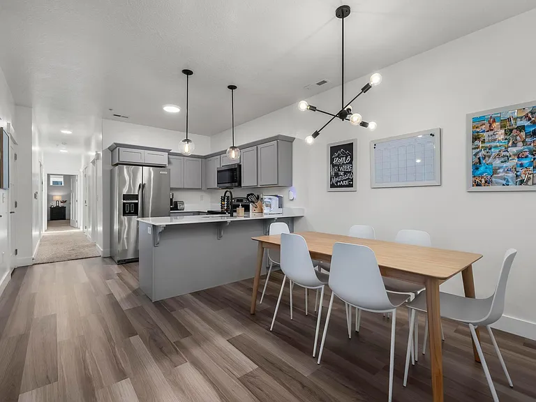 319 W 435 N — Photo 1