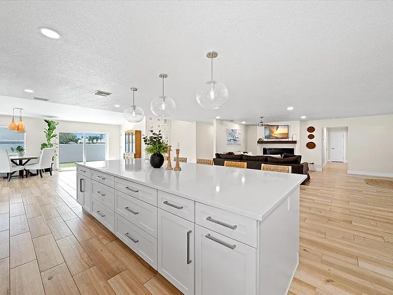 555 Norwood Ct — Photo 8