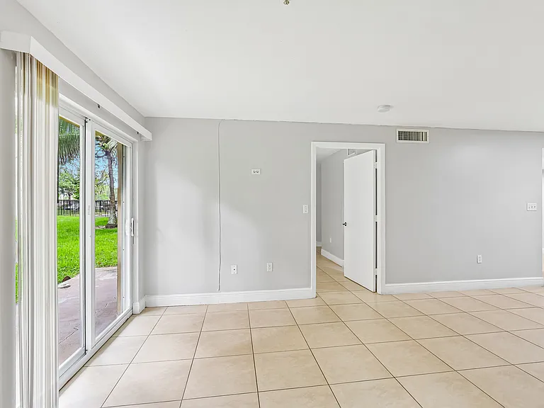 The Oaks Condominium — Photo 25