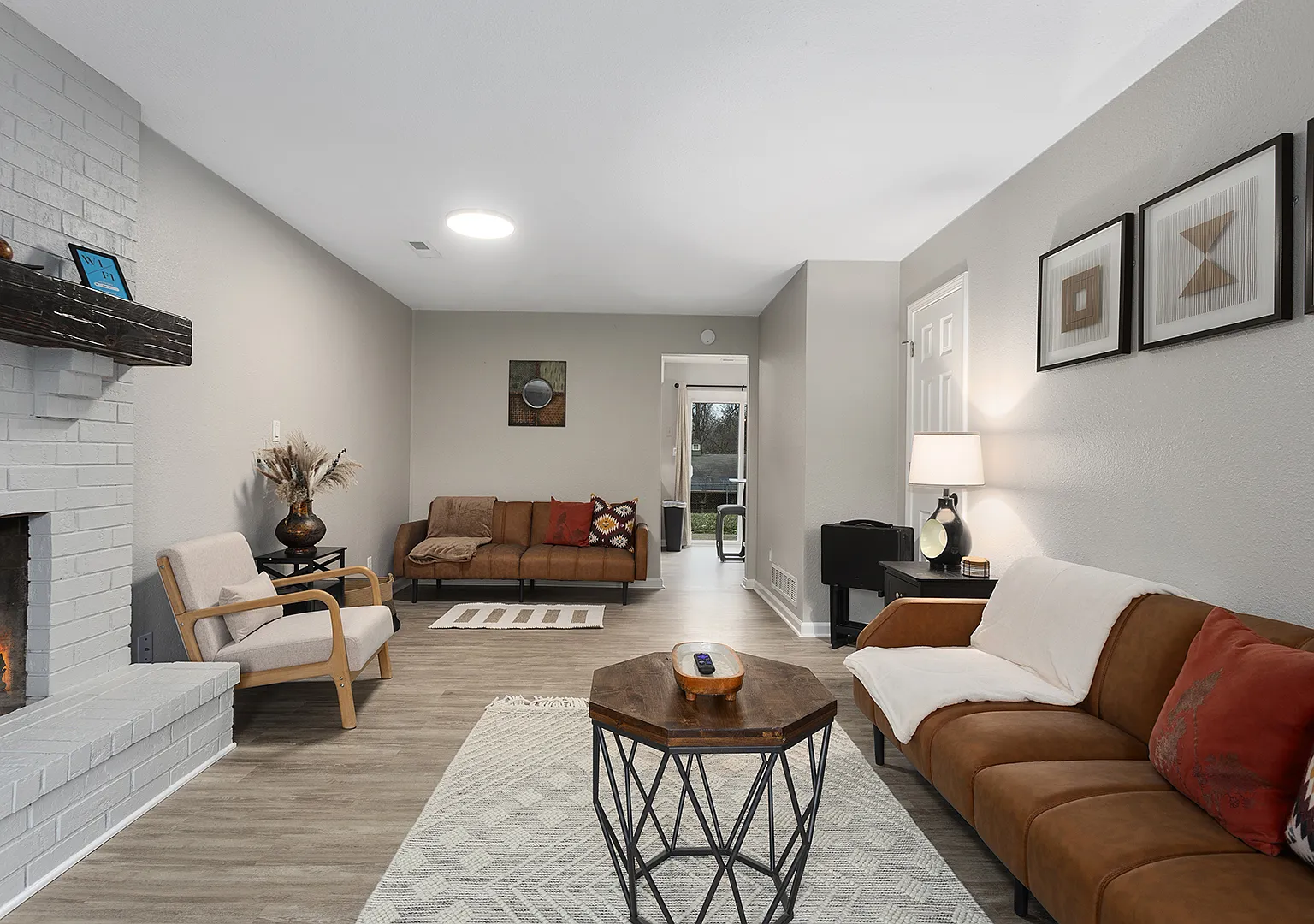 SW Parkwood Dr, Blue Springs — Photo 1