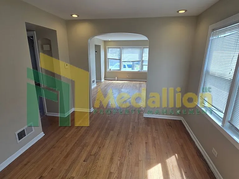 11004 S Eberhart Ave — Photo 16