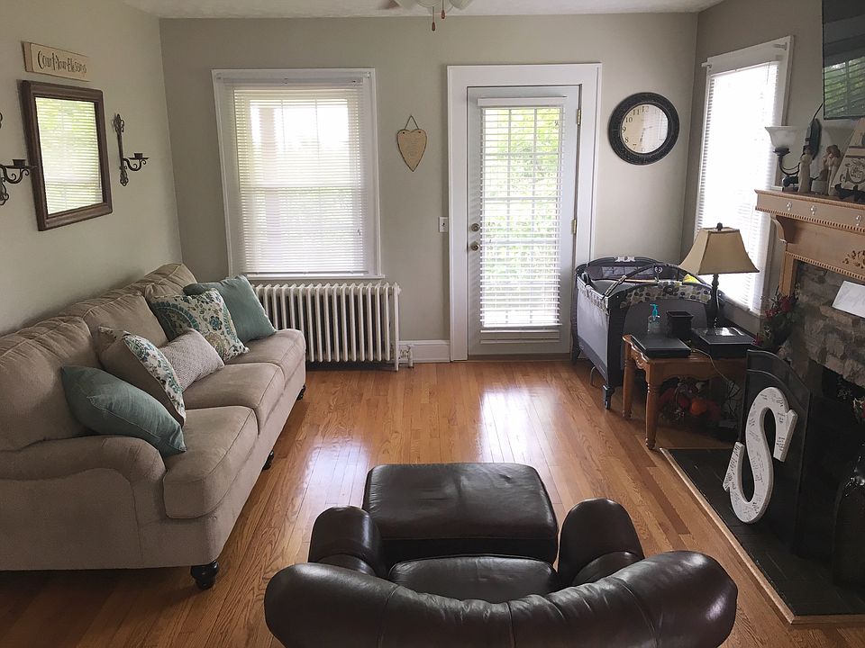 1st image of 940 W Main St