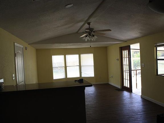 3rd image of 114 Live Oak Ln
