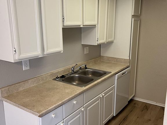 5th image of 4671 Oceanside Dr APT B