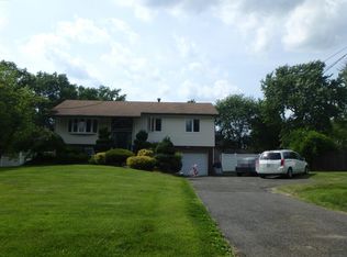 13 Holiday Rd, Manalapan, NJ 07726