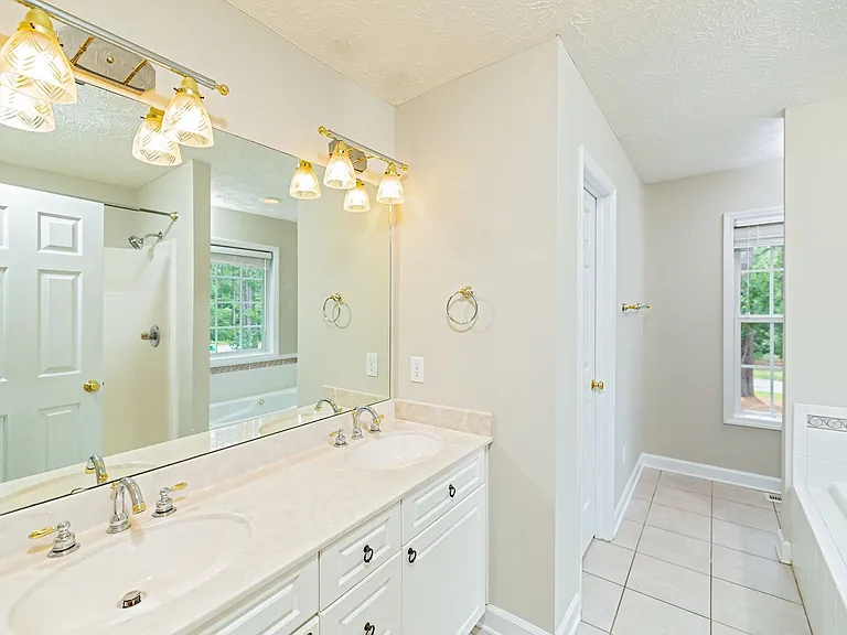 10 Hampshire Ln — Photo 3