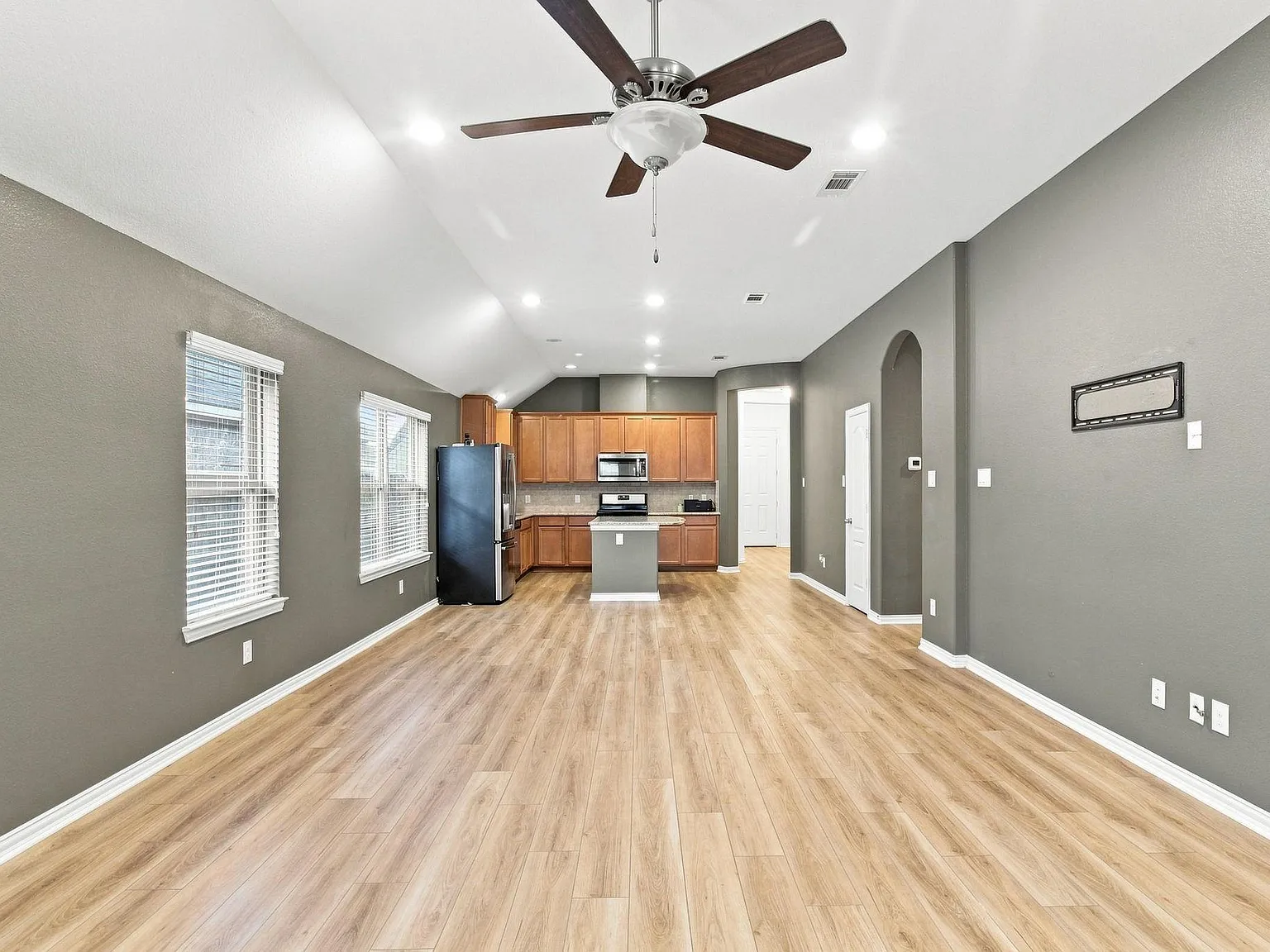 3 bed, 2.0 bath, 2038 sqft, $2,700 — Photo 3