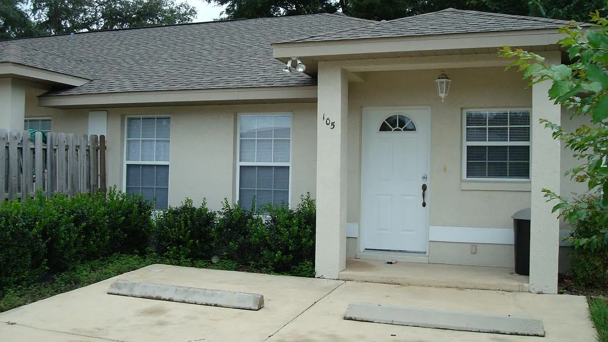 2 bed, 1040 sqft, $1,300 — Photo 2