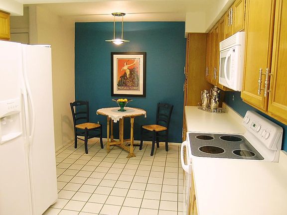 Spacious Kitchen with Eating Space