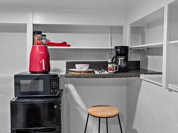 KITCHENETTE: microwaves, mini refri, sink, countertop, Airfryer.