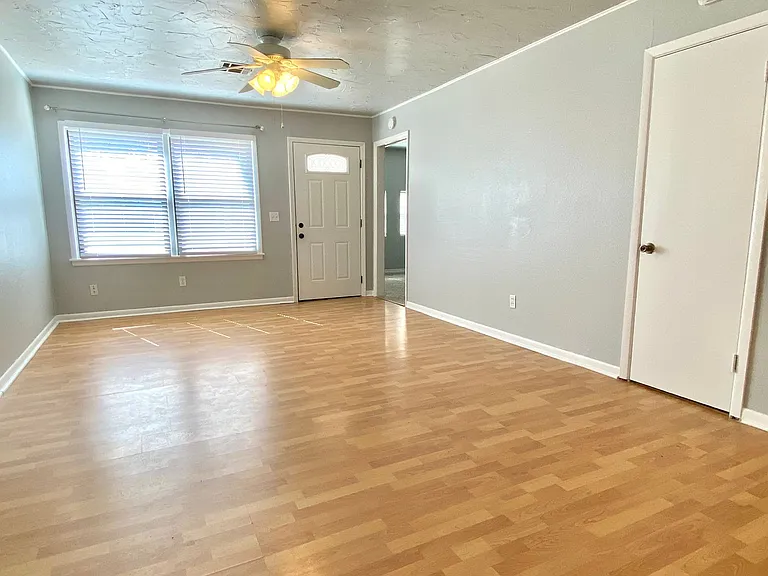 429 W Hurd St — Photo 2