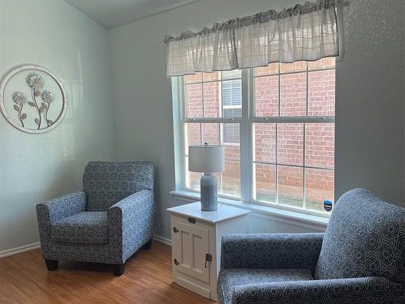 4th image of 932 Beaumont Sq