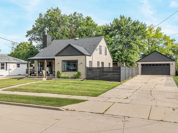 209 E 17th St, Kaukauna, WI 54130