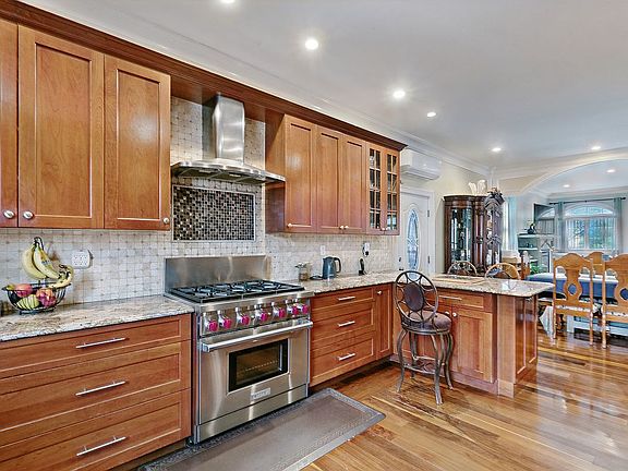 3rd image of 1011 Bay 24th St
