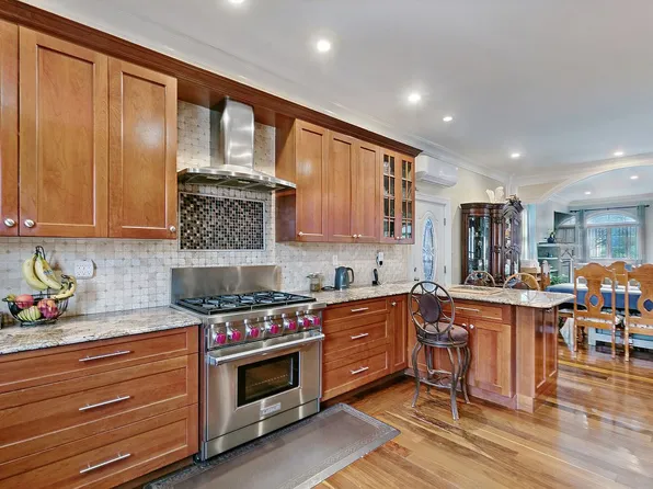 1011 Bay 24th St, Far Rockaway, NY 11691