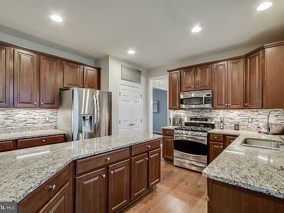 Gourmet Kitchen with Granite & Large Center Island
