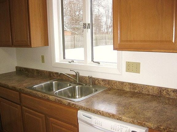 Great counter and cabinet space