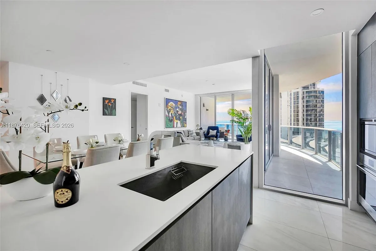 Building Photo - 17550 Collins Ave #801