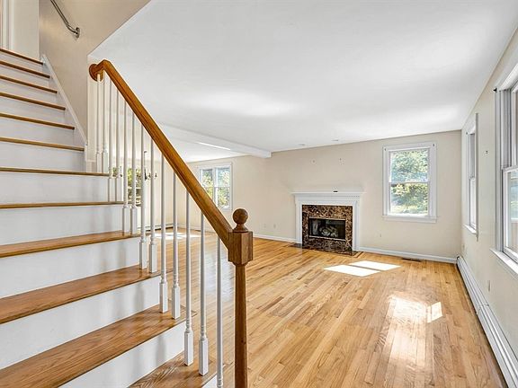 3rd image of 193 Wayside Rd