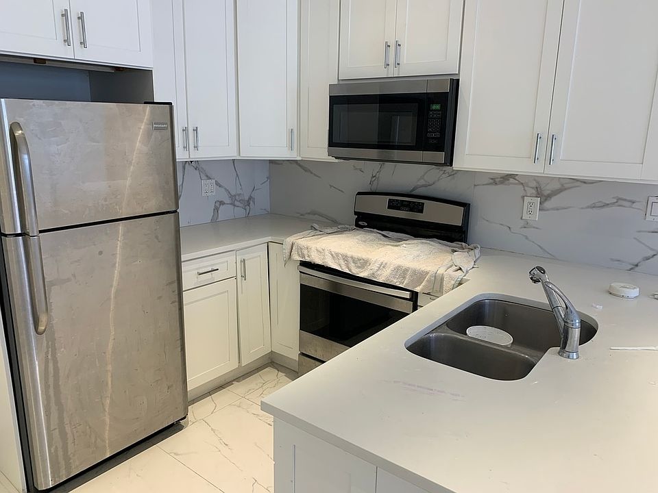 1st image of 18-06 Gateway Blvd #1E