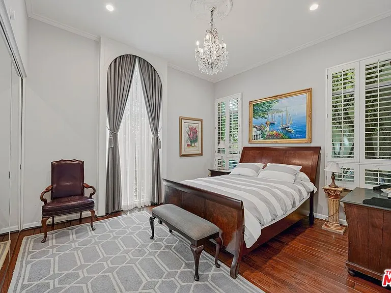 717 N Rodeo Dr — Photo 22