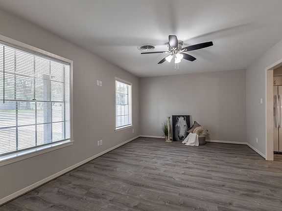 4th image of 802 Spinn St