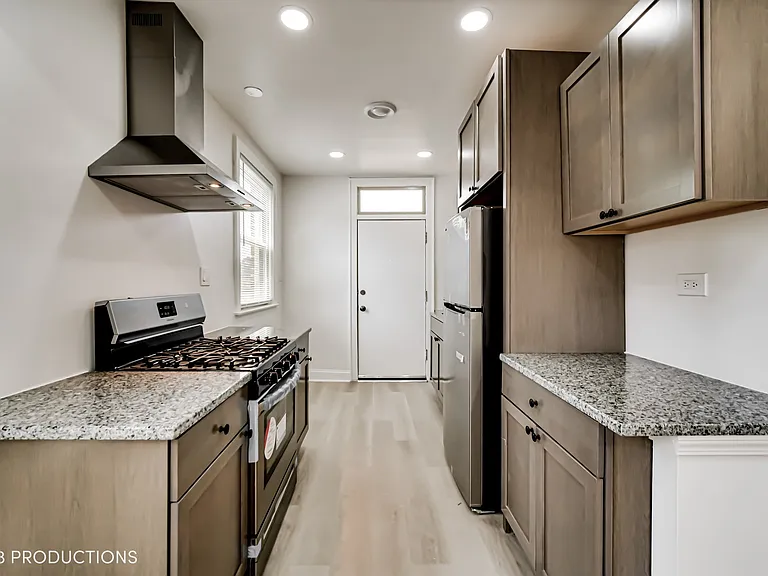 8526 S Oglesby Ave #2F — Photo 4