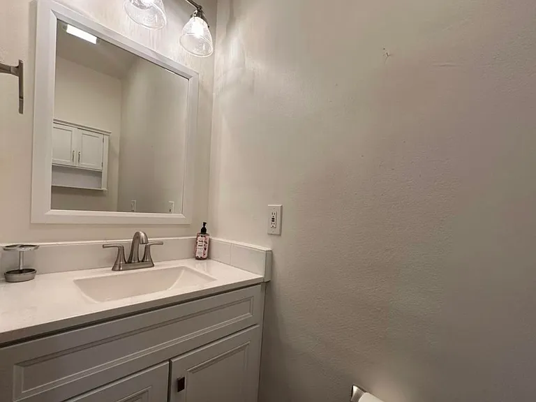 315 W 8th St — Photo 11