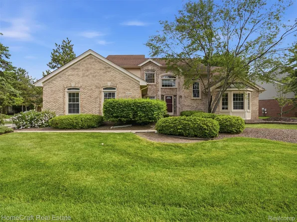 45088 Danbury Rd, Canton, MI 48188