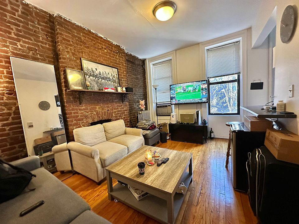 1st image of 370 W 46th St #7