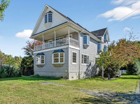 6045 Tarr St, Chincoteague Island, VA 23336