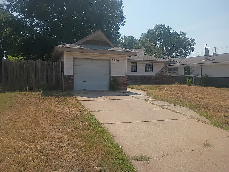 1520 Hampton Dr — Photo 14